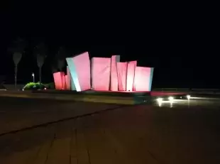 Il monumento Le Vele di Pino Castagna illuminato di rosso