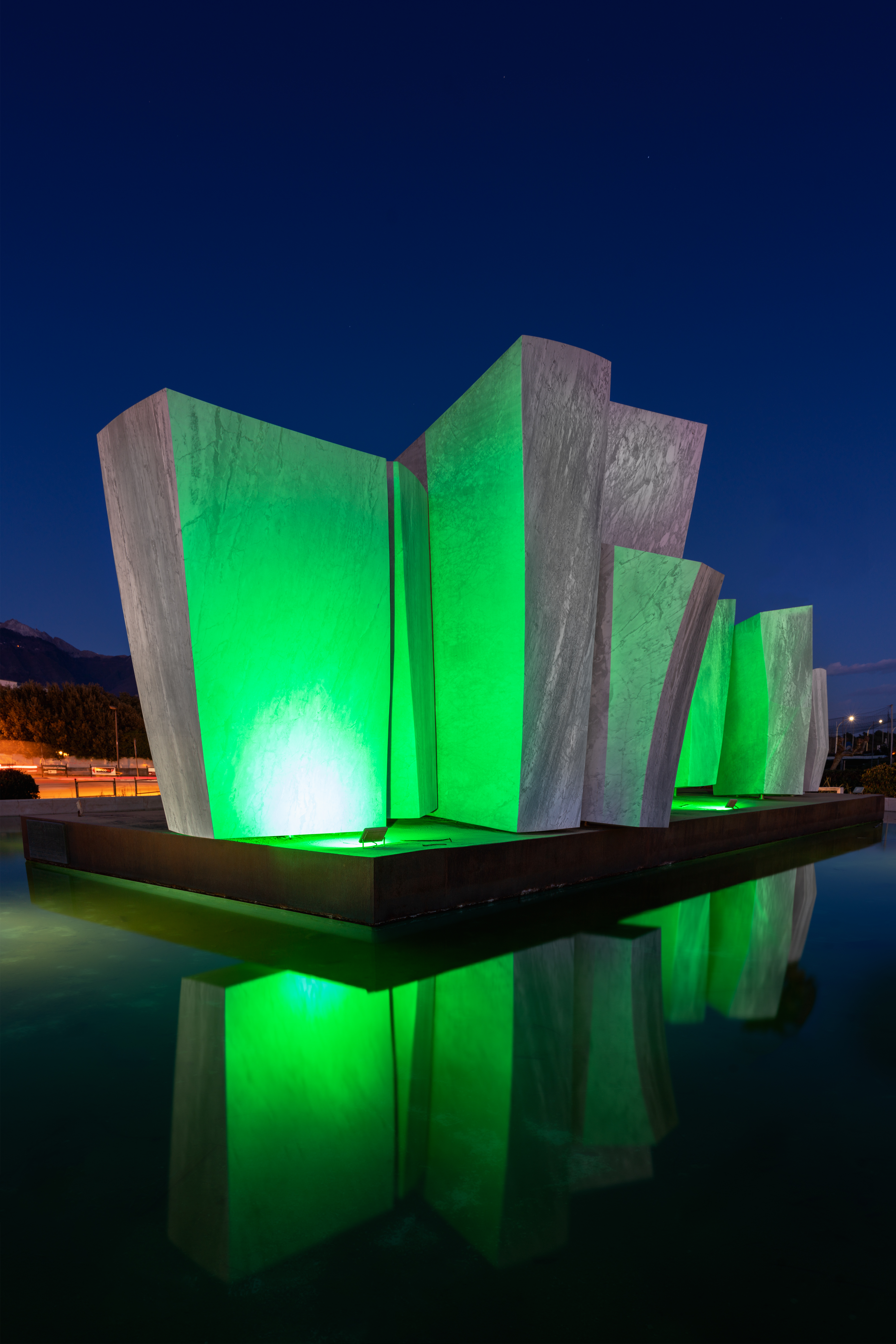 Le vele di Pino Castagna illuminate di verde - foto Colle