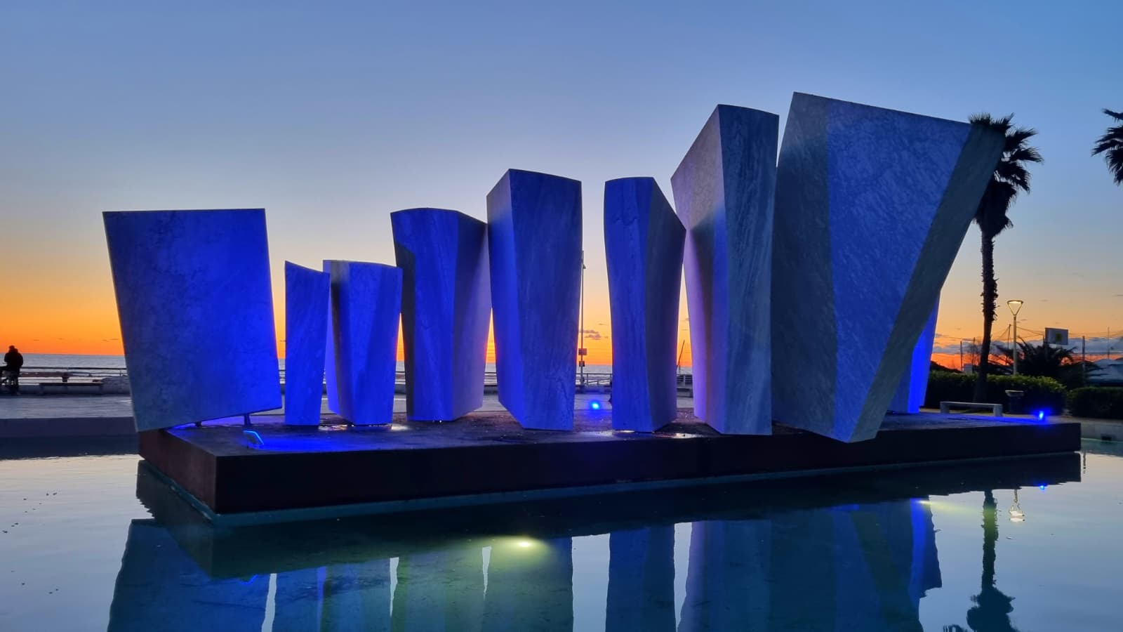 Le Vele di Pino Castagna in piazza Bad Kissingen illuminate di blu 