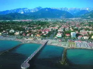 veduta aerea Marina di Massa da mare a monti