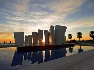 foto di repertorio monumento Le Vele di Pino Castagna in piazza Bad Kissingen