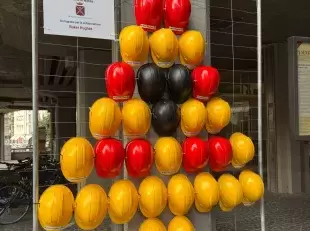 Installazione 'L'albero della sicurezza'  sotto palazzo civico 13-12-2024 