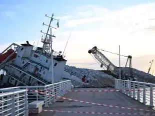 un'immagine della nave Guang Rong incagliata contro il Pontile di Marina di Massa 