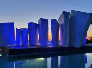 Le Vele di Pino Castagna in piazza Bad Kissingen illuminate di blu 