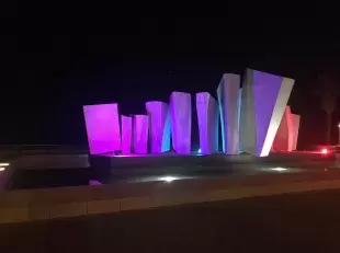 Le Vele di Pino Castagna illuminate rosa-lilla