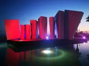 Le Vele di Pino Castagna illuminate di rosso 